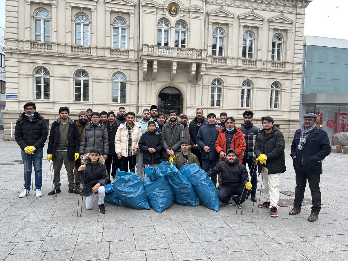 AJ_Iserlohn's tweet photo. #MuslimeStarten2023 traditionell mit dem gemeinsamen Verrichten der Gebete und möchten so mit Segnungen ins neue Jahr starten. Nach dem anschließendem Frühstück haben wir dann den Stadtbahnhof und die Iserlohner Innenstadt gereinigt. 
#Neujahrsputz @KhuddamDE @AhmadiyyaJugend https://t.co/P4M11UQYcb