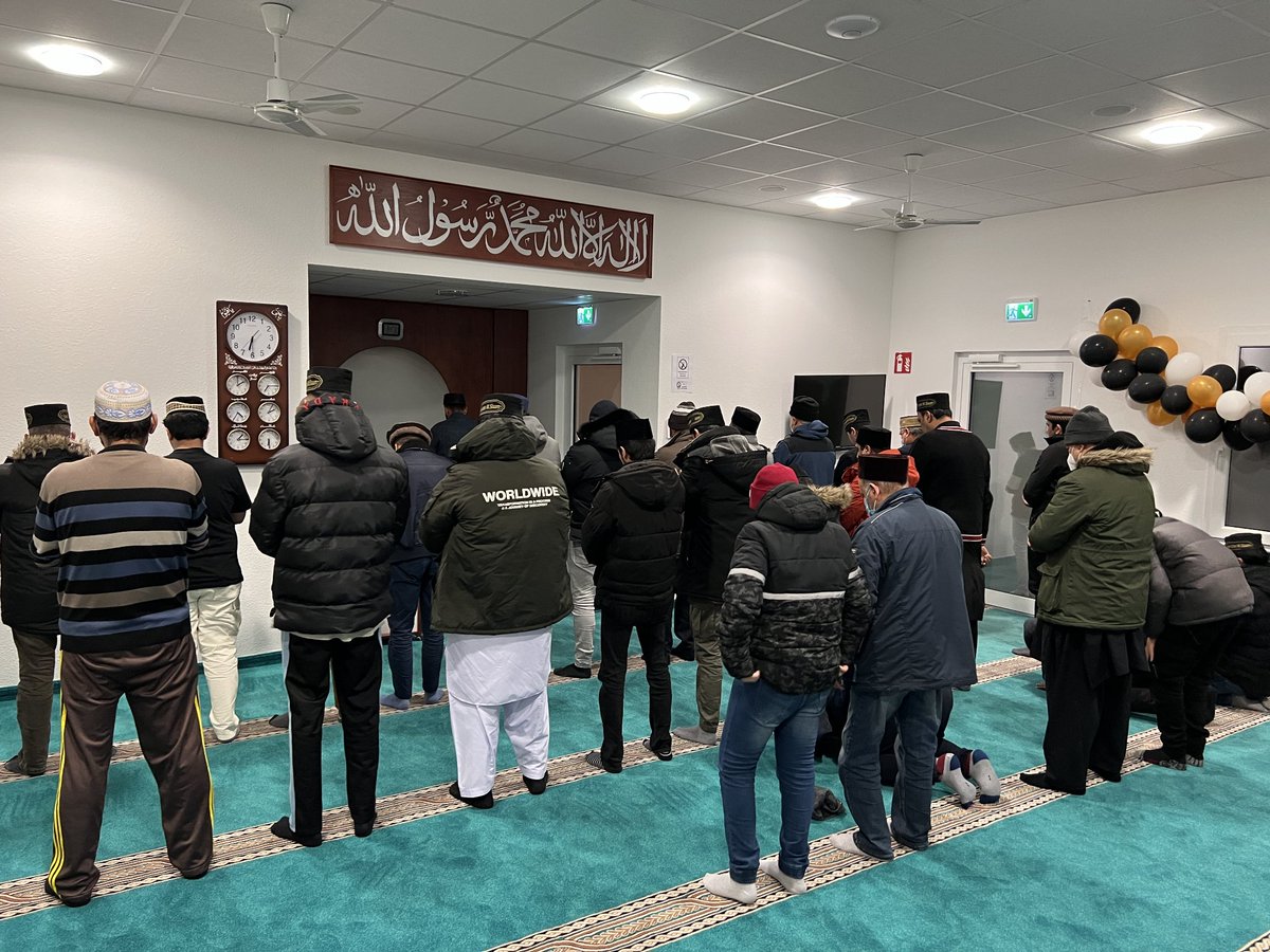 AJ_Iserlohn's tweet photo. #MuslimeStarten2023 traditionell mit dem gemeinsamen Verrichten der Gebete und möchten so mit Segnungen ins neue Jahr starten. Nach dem anschließendem Frühstück haben wir dann den Stadtbahnhof und die Iserlohner Innenstadt gereinigt. 
#Neujahrsputz @KhuddamDE @AhmadiyyaJugend https://t.co/P4M11UQYcb