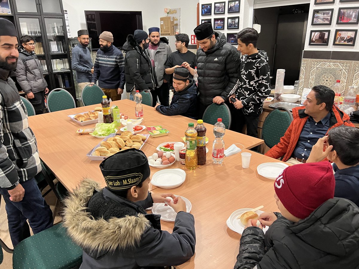 AJ_Iserlohn's tweet photo. #MuslimeStarten2023 traditionell mit dem gemeinsamen Verrichten der Gebete und möchten so mit Segnungen ins neue Jahr starten. Nach dem anschließendem Frühstück haben wir dann den Stadtbahnhof und die Iserlohner Innenstadt gereinigt. 
#Neujahrsputz @KhuddamDE @AhmadiyyaJugend https://t.co/P4M11UQYcb