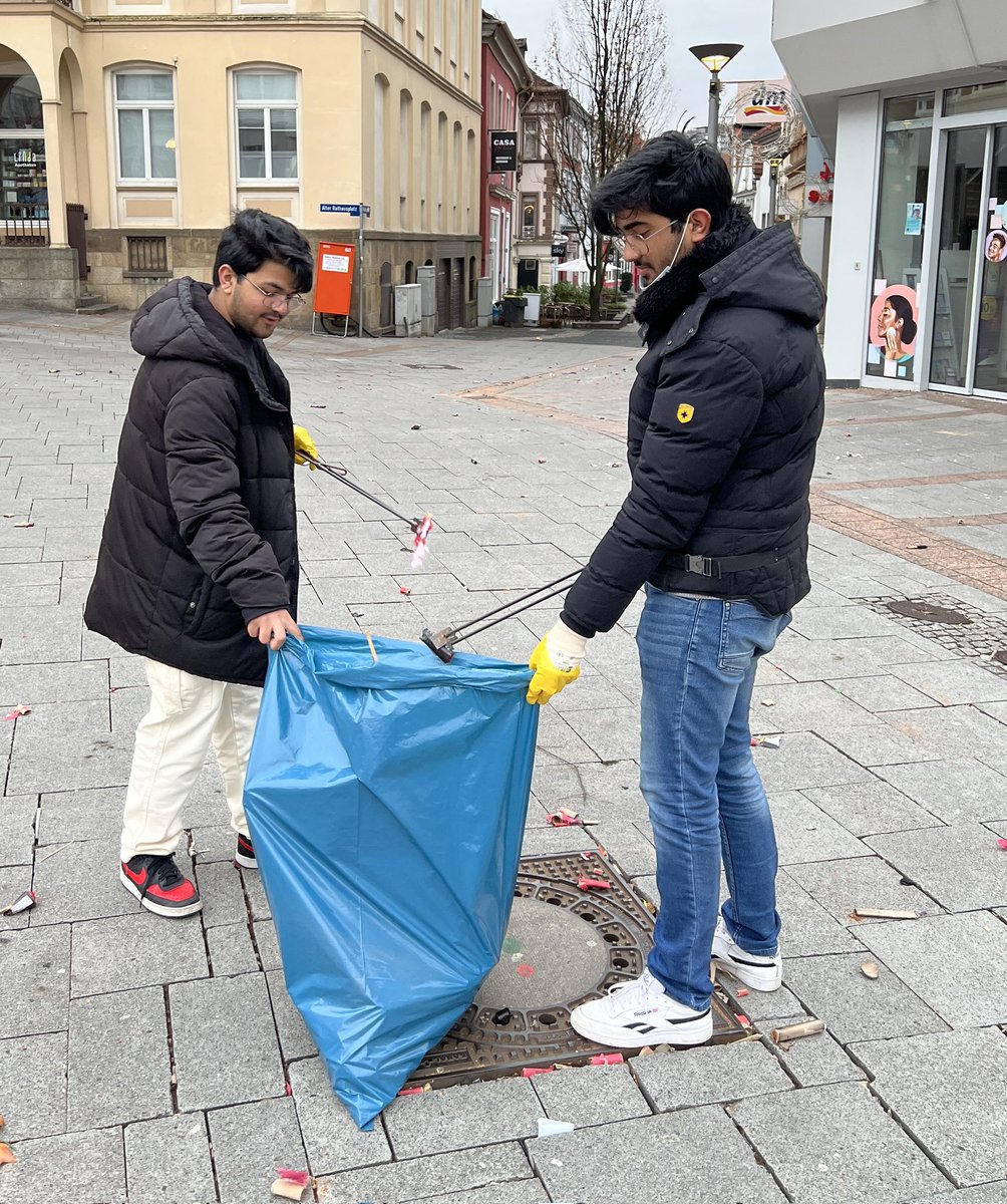 AJ_Iserlohn's tweet photo. #MuslimeStarten2023 traditionell mit dem gemeinsamen Verrichten der Gebete und möchten so mit Segnungen ins neue Jahr starten. Nach dem anschließendem Frühstück haben wir dann den Stadtbahnhof und die Iserlohner Innenstadt gereinigt. 
#Neujahrsputz @KhuddamDE @AhmadiyyaJugend https://t.co/P4M11UQYcb