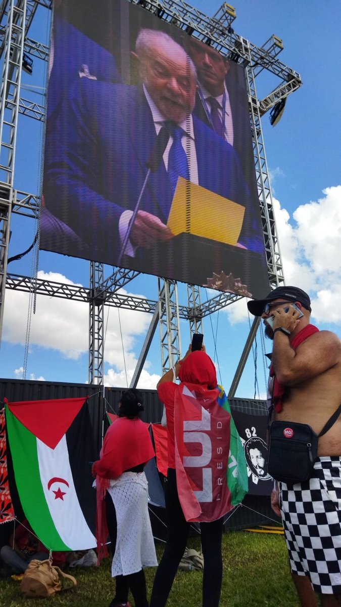 Rasd_Pt's tweet photo. Estivemos na posse do novo Presidente do🇧🇷, Lula. O povo brasileiro abraçou a causa Saaraui, tiraram fotos com a bandeira do #SaaraOcidental, teve debate e entrevista pra mídia internacional. Boa sorte ao novo governo.

#SaaraLivre #SaharaLibre #FreeSahara #SaharaOccidental https://t.co/X1ncaK7yFp