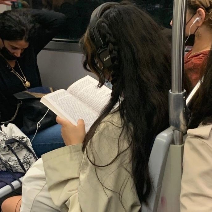 studyselly's tweet image. lidos 2023.

❝enquanto houver livros nas prateleiras, você nunca estará presa. cada livro é uma chance de escapar.❞