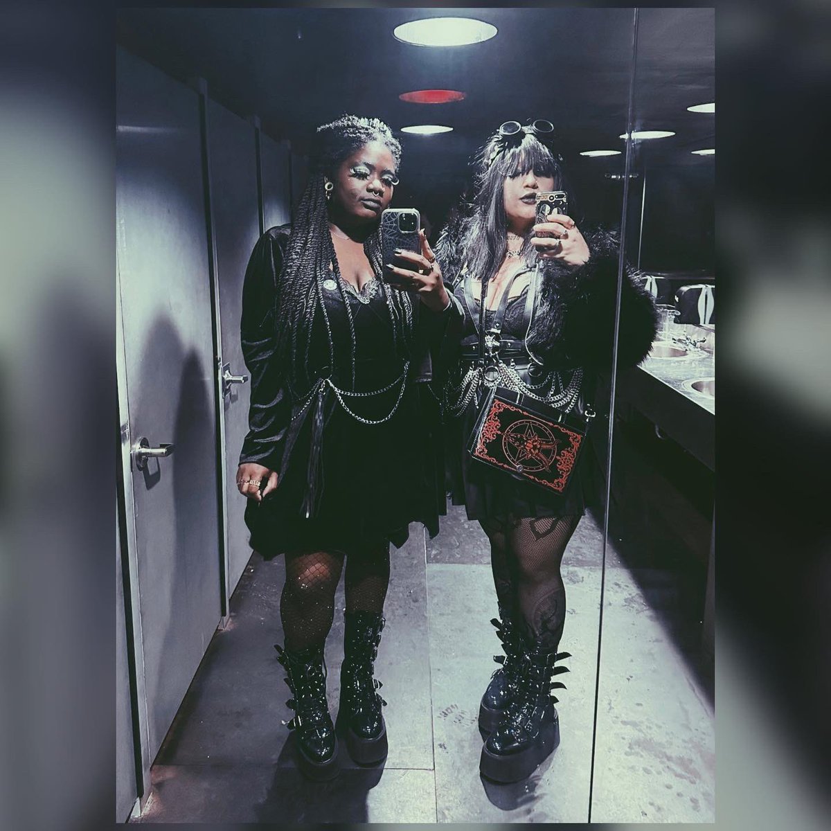 Shlayer_H's tweet image. We were really the baddest in the goth club. 🖤🦇