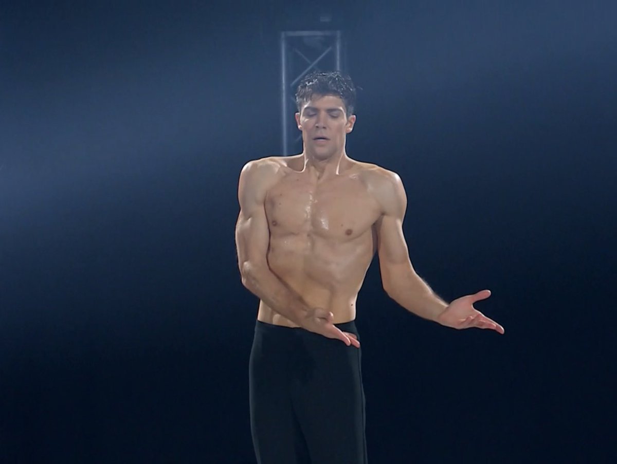 MarioManca's tweet photo. La danza non sono solo passi. È pathos, sentimento, espressività. Tutte peculiarità che @RobertoBolle condensa in questa performance straordinaria dedicata a Ezio Bosso, in cui a contare più dei piedi sono le mani che si intrecciano, che tremano, che generano arte. #DanzaConMe https://t.co/OwiRKDOB3F