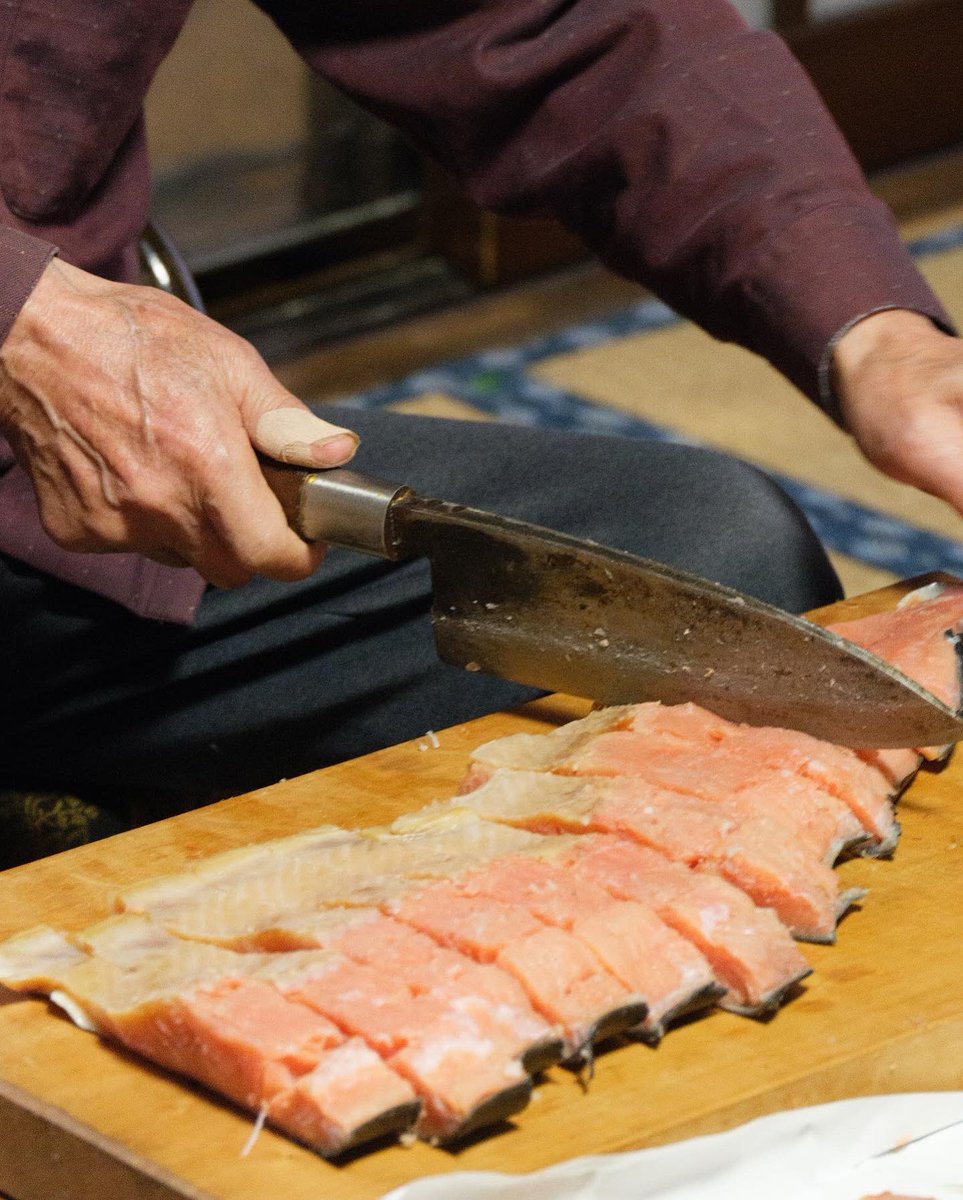 今年から焼き手が女性陣に変わりました。

#鮭 #塩引き鮭 #炭焼き
#salmon #bakedsalmon #japanesefood #gfx100s