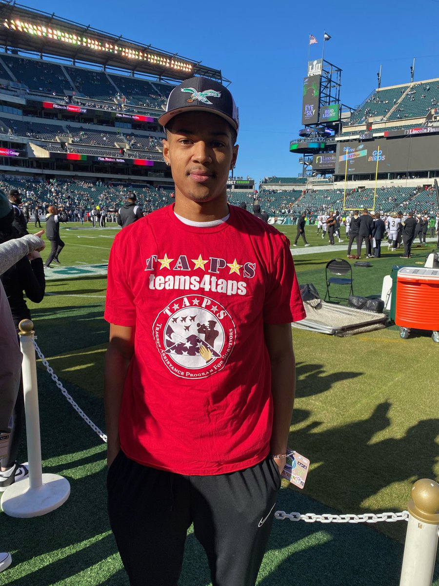 Happy New Year from the Linc! We are so grateful to our friend @CoachSings for inviting JC from @TAPSorg to attend the game today and honor his fallen hero brother, PO2 Anthony Michael Dillard Jr., US Navy. 🏈🇺🇸 @Eagles #SalutetoService #FlyEaglesFly