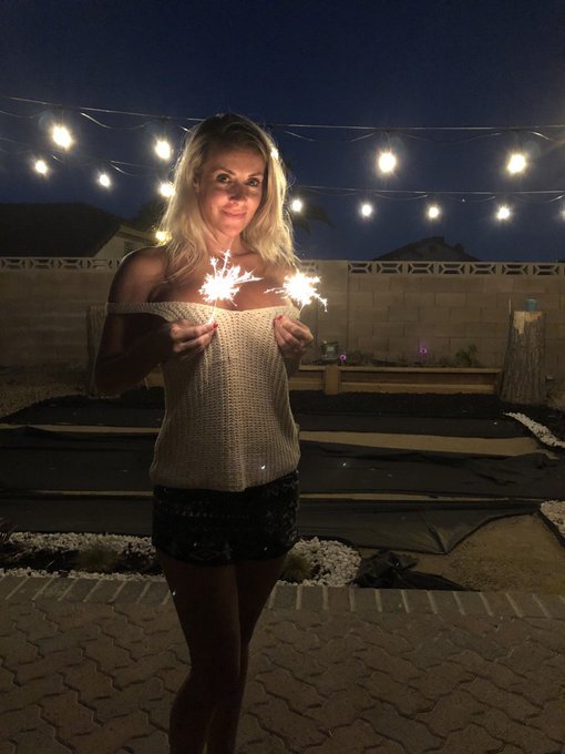 Happy New Year 🎆 Subscribe now only 2 days left at $3 bucks. #NewYear2023 #thefoxxxlife  Link in bio<a href="/tag/thefoxxxlife"class="tags"><span>#thefoxxxlife</span></a><a href="/tag/newyear2023"class="tags"><span>#newyear2023</span></a>