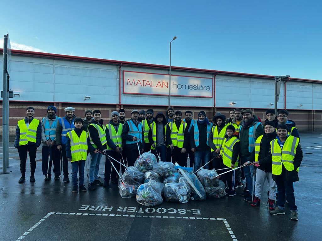 AMYA_Liverpool's tweet photo. #Muslim Youth from #LIVERPOOL  kept their #NewYear resolution by cleaning the surroundings of Wavertree Botanic Garden on New Years Day. https://t.co/5QcvcLnSDa