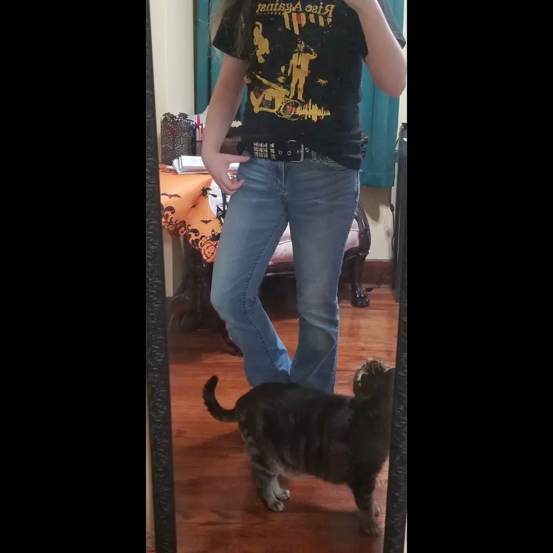 countvonkit's tweet photo. New year, same generation.
First shirt of the year goes to @riseagainst . 👌 [Ft. Geddy 🐈 ]

#Countvonkit #OOTD #transmodel #ftm #menwithlonghair #riseagainst https://t.co/nVHwip2YWf