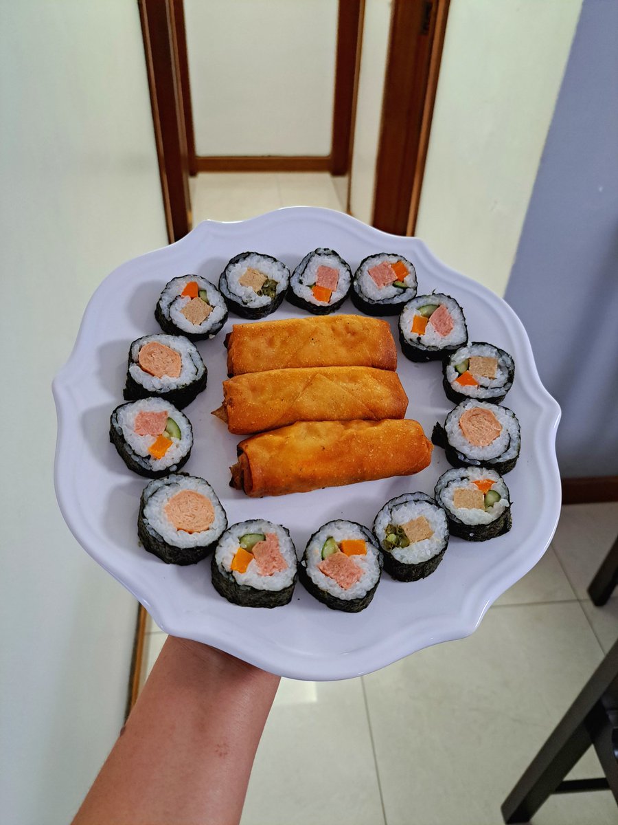 adrilaeber's tweet photo. Comemorando 15 anos sem carne com essa delícia de sushi vegano, sim, feito de plantas 🌱😍
Os animais não estão neste planeta para te servir.
TIRE OS ANIMAIS DO SEU PRATO.
💚 #veganfortheanimals 💚
#govegan #veganfood #269life #savelifes #vegan #veganhealth #animalsarefriends https://t.co/dmFsqz5KhT