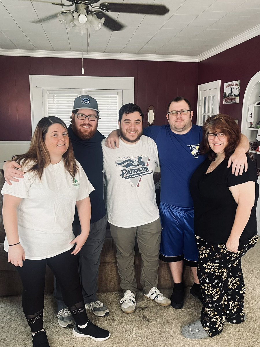 ThumbsHurtGamin's tweet photo. Happy New Years Everyone!!! @mrsthumbs @AWantedCoffee @TobeyT85 @Bradysbae1028 https://t.co/AjZEtGhmCK
