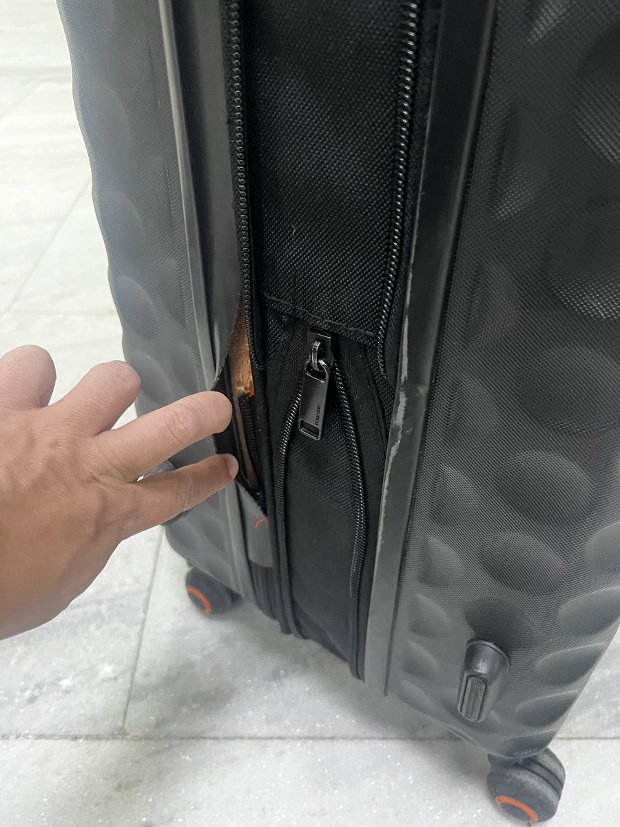 hiroiwane's tweet photo. @VoeGOLoficial Quer mesmo saber? Tenho uma lista de coisas! Inclusive desistindo de falar com vcs. A mala como cliente diamante demorou mais de 20 minutos pra chegar, foi a última na esteira… e a outra mala danificada… Sem contar o que eu já disse antes… https://t.co/jlT7qymZPA