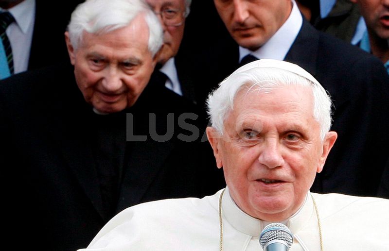 Lusa_noticias's tweet photo. As últimas palavras do papa emérito Bento XVI foram “Senhor, amo-te” - https://t.co/H92lujDXYp https://t.co/0LwZZrvpSb