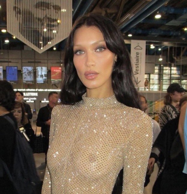theitgirlguide_'s tweet photo. I’ve always adored bella hadid but this photo just changed my life https://t.co/7PQE3bG583