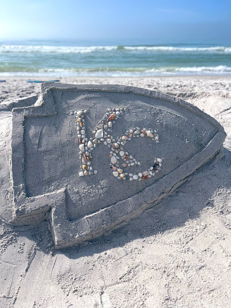 dancmoon's tweet photo. repping our @Chiefs from Longboat Key! Let’s get the New Years W! https://t.co/CrrXJlco66
