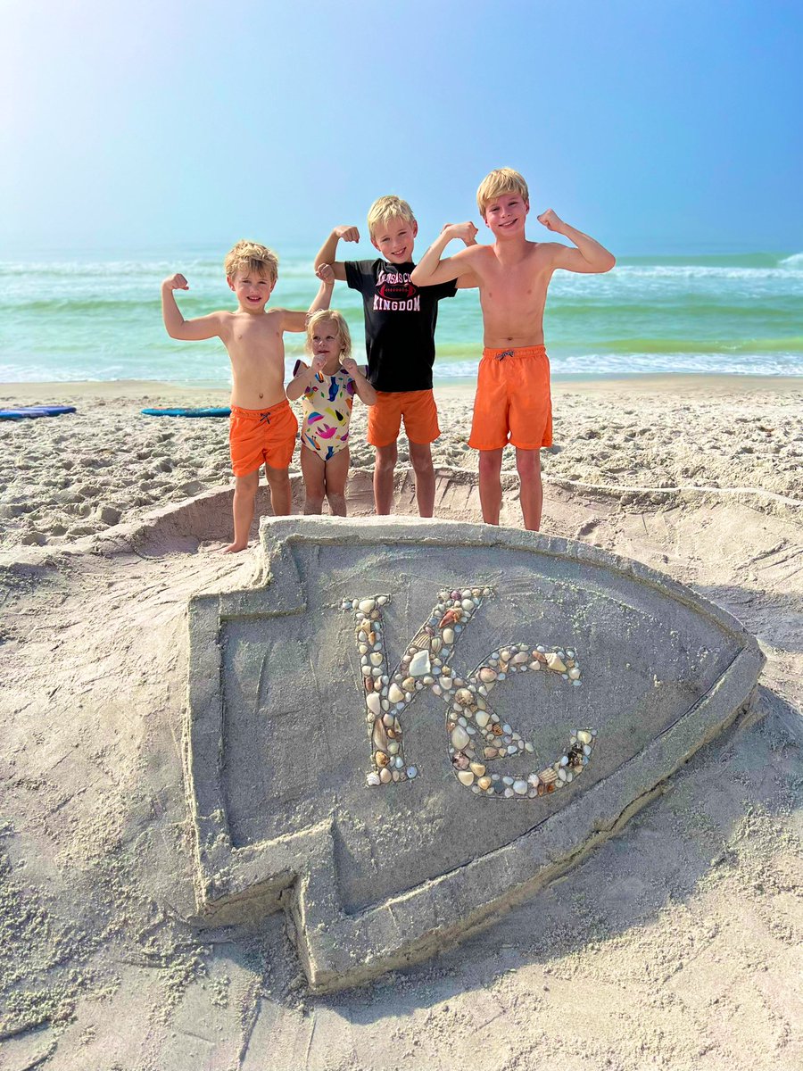 dancmoon's tweet photo. repping our @Chiefs from Longboat Key! Let’s get the New Years W! https://t.co/CrrXJlco66