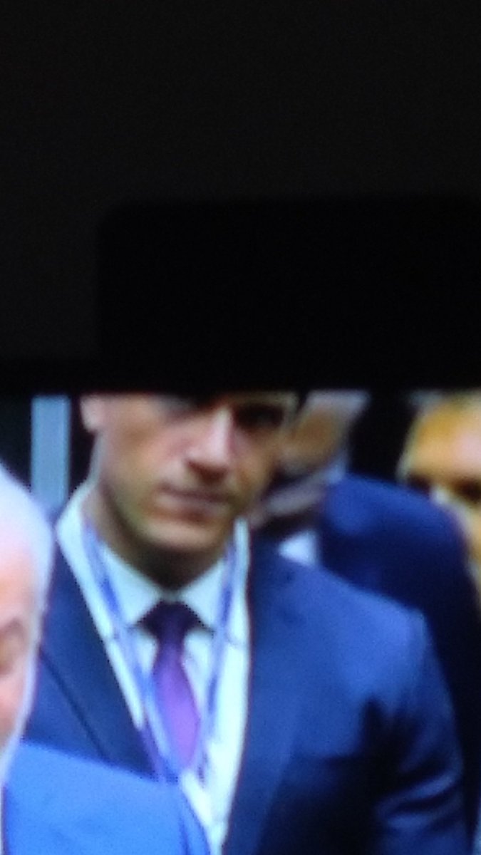 MarcosOria10's tweet photo. Quem é esse imbecil que está atrás do Lula duran6a cerimônia de posse? Que cara mais imbecil é desrespeitoso. https://t.co/VY4aOT6GPJ