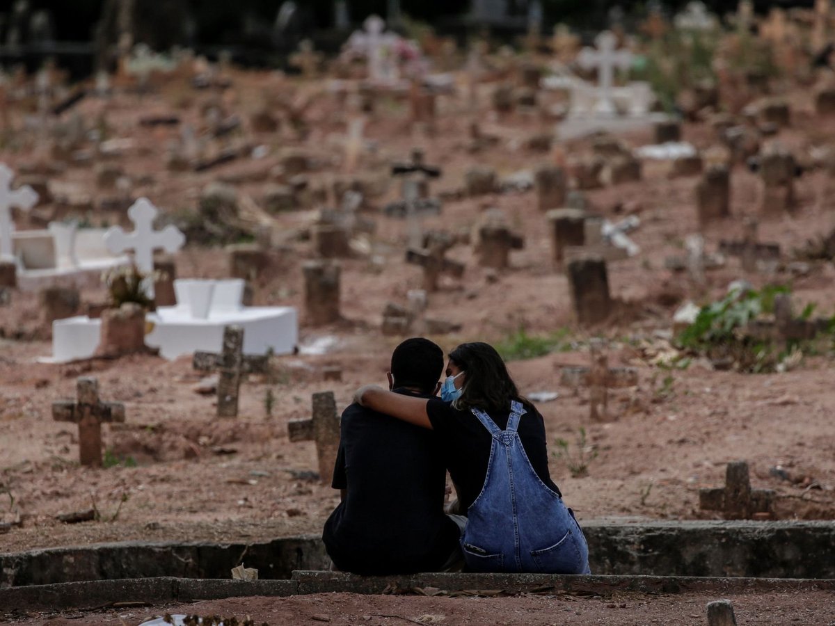 poptime's tweet photo. 🚨 Em seu 1º discurso, Lula presta condolência  a famílias pela morte das quase 700 MIL pessoas pela COVID-19, durante a pandemia. https://t.co/8stQxCjVyL