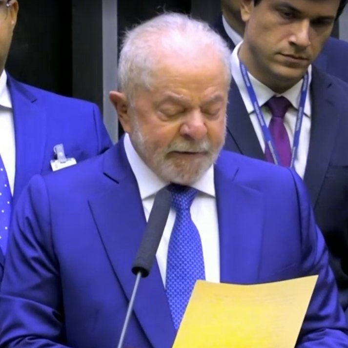 poptime's tweet photo. 🚨 Em seu 1º discurso, Lula presta condolência  a famílias pela morte das quase 700 MIL pessoas pela COVID-19, durante a pandemia. https://t.co/8stQxCjVyL