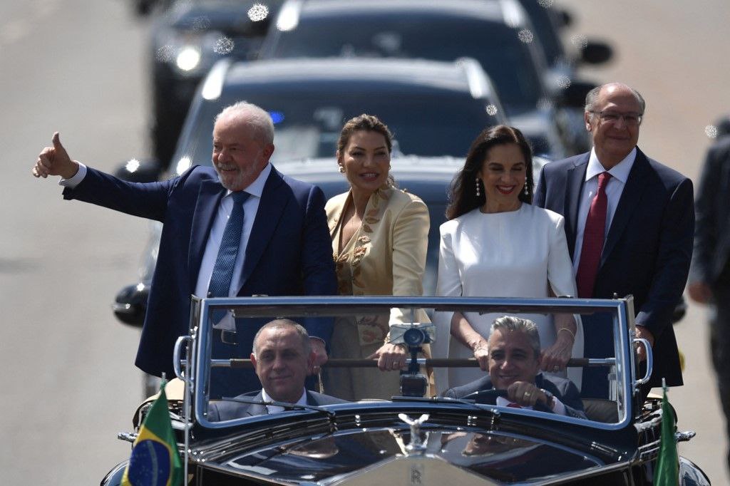 Kicillofok's tweet photo. Hoy en Brasilia asume el presidente @LulaOficial. 

Participamos de la campaña para su libertad cuando el Lawfare lo proscribió y encarceló. Encabezamos el cierre de su campaña en Argentina. Hoy lo vemos listo para cumplir los sueños del pueblo brasileño.

¡Felicidades Brasil! https://t.co/mixFJGH8kT