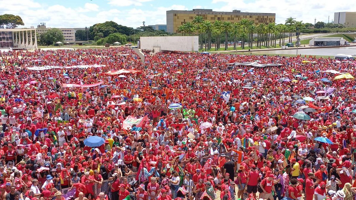 Kicillofok's tweet photo. Hoy en Brasilia asume el presidente @LulaOficial. 

Participamos de la campaña para su libertad cuando el Lawfare lo proscribió y encarceló. Encabezamos el cierre de su campaña en Argentina. Hoy lo vemos listo para cumplir los sueños del pueblo brasileño.

¡Felicidades Brasil! https://t.co/mixFJGH8kT