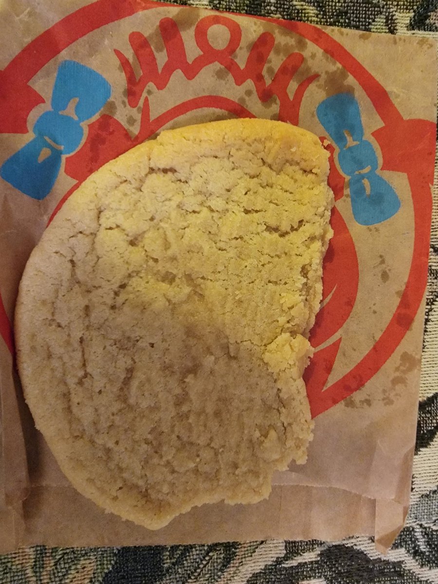 LisaDiggs's tweet photo. Ordered a spicy chicken sandwich and a sugar cookie from @Wendys. The sandwich had no tomato and this cookie looks like somebody else ate half of it first. #EpicFail https://t.co/HonQpjDUOm