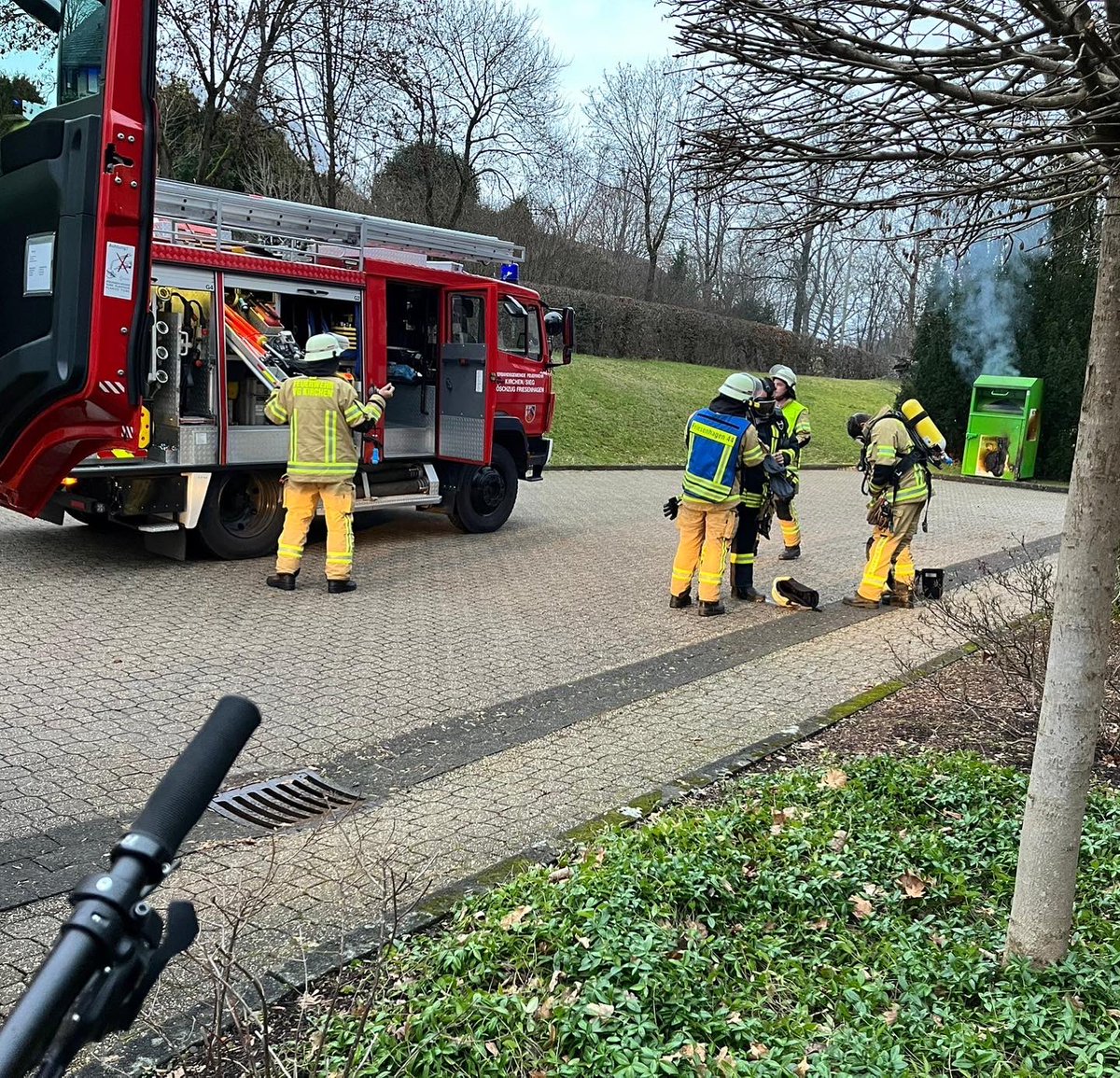FeuerwehrFhagen's tweet photo. +++ #Einsatz #Feuerwehr 🚒 #Nr. 01 | 2023 / 01.01.2023 / 15:59 Uhr - #Brand1 - B1.01 - #Altkleidercontainerbrand - #Friesenhagen +++ https://t.co/6LD1qtEvay