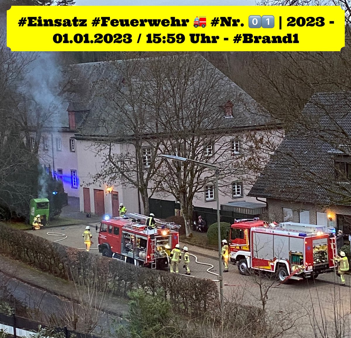 FeuerwehrFhagen's tweet photo. +++ #Einsatz #Feuerwehr 🚒 #Nr. 01 | 2023 / 01.01.2023 / 15:59 Uhr - #Brand1 - B1.01 - #Altkleidercontainerbrand - #Friesenhagen +++ https://t.co/6LD1qtEvay