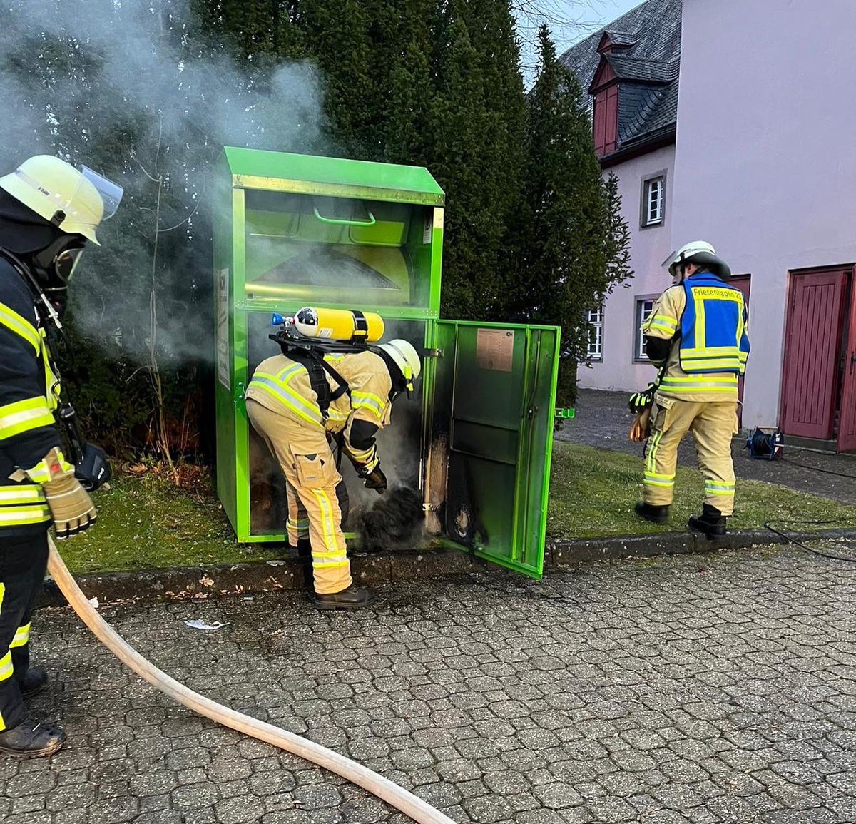 FeuerwehrFhagen's tweet photo. +++ #Einsatz #Feuerwehr 🚒 #Nr. 01 | 2023 / 01.01.2023 / 15:59 Uhr - #Brand1 - B1.01 - #Altkleidercontainerbrand - #Friesenhagen +++ https://t.co/6LD1qtEvay