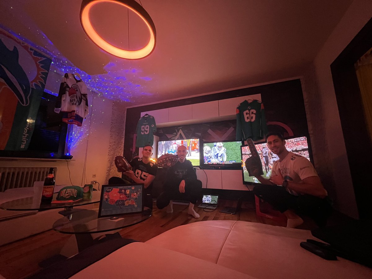 BastianmarcMarc's tweet photo. Sunday Funday mit #ranNFL 🏈
4. TV steht bereit für Gabriel Clemens🎯
Grüße an @Icke41 und die @ransport Crew #finsup #KeepPounding https://t.co/8iu6DDrgLy