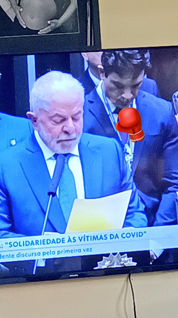 e_dantrassi's tweet photo. @LulaOficial Muito bem, más quem é isso cretino atrás de VC que ríe, liga o telefone, não entende onde tá? Fora immediatamente os ignorantes https://t.co/OvKraWkdnc