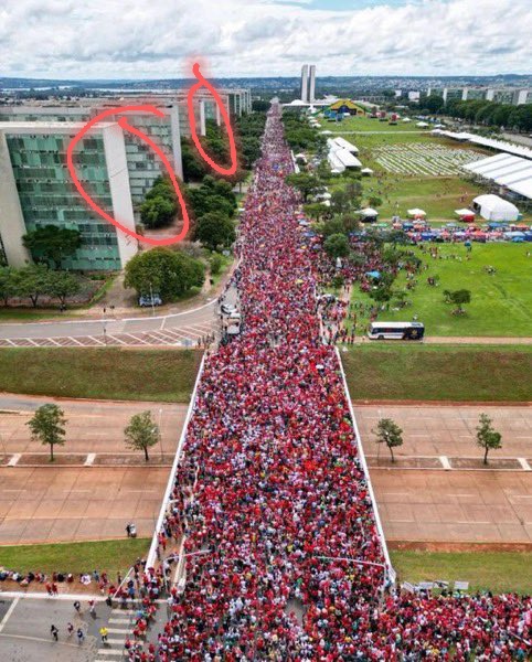 misteriouspavao's tweet photo. E tem midia e deputado que se diz opositores  postando a segunda  foto como se fosse verdadeira🤨🤦🏽‍♂️ https://t.co/xfQSagEQ35