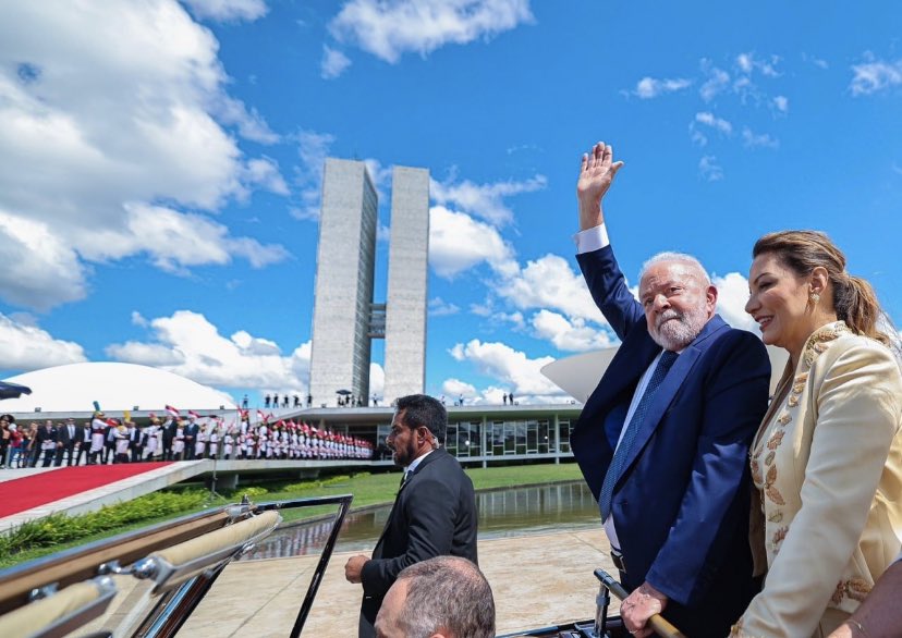 thecomentsbr's tweet photo. Que discurso impecável do nosso Presidente! Exaltando a Democracia, Cultura e Liberdade! 
Temos o nosso Brasil de volta 🇧🇷👏🏼

#PosseDoLula #PosseDoPovo https://t.co/kl5xdWdbj7