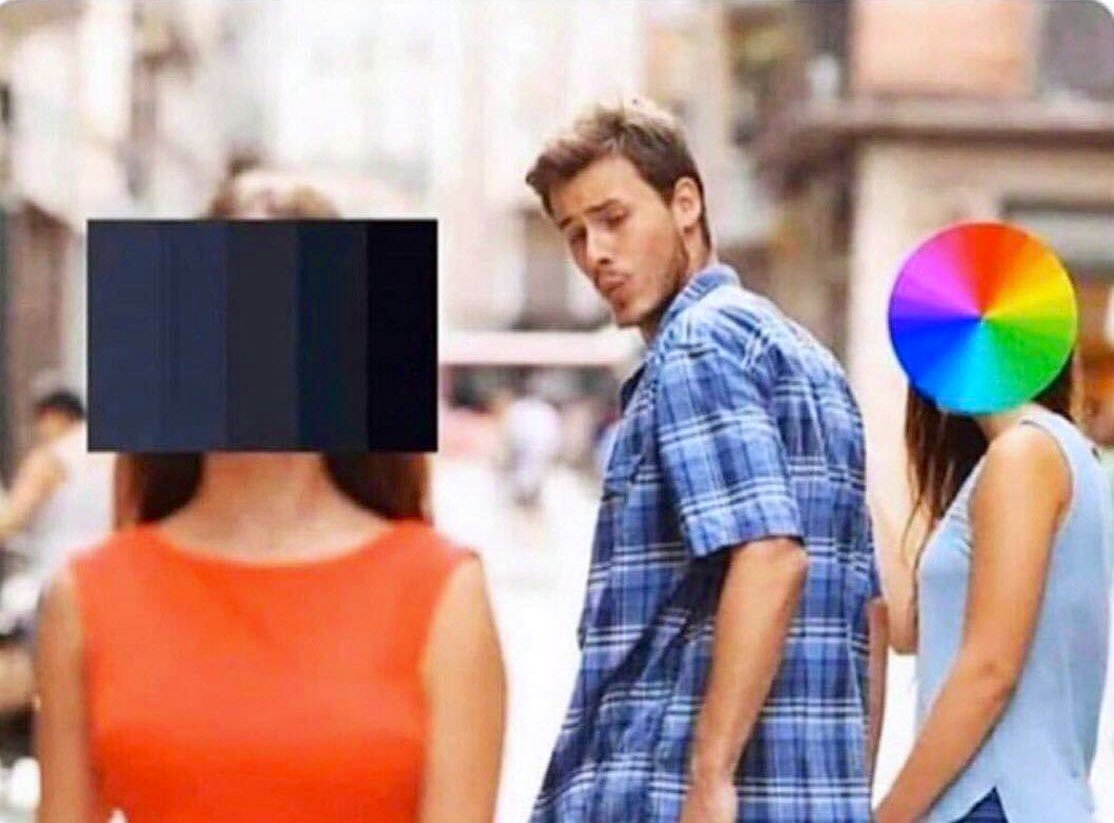 Yo eligiendo color de ropas en las fiestas