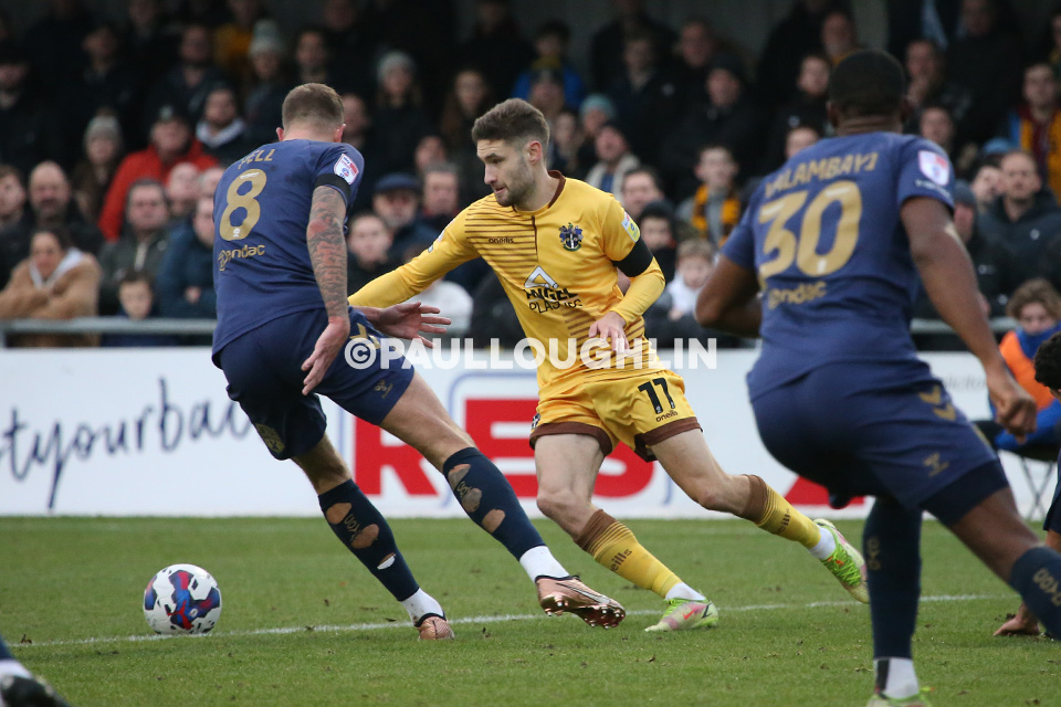 paulloughlin's tweet photo. 1-0: @Will_Randall7 cuts away from his marker, taking the ball back outside of the AFC Wimbledon box, before curling it into the bottom corner to give @suttonunited the lead in the New Year's Day Derby #EFL https://t.co/9O9hn37t4M