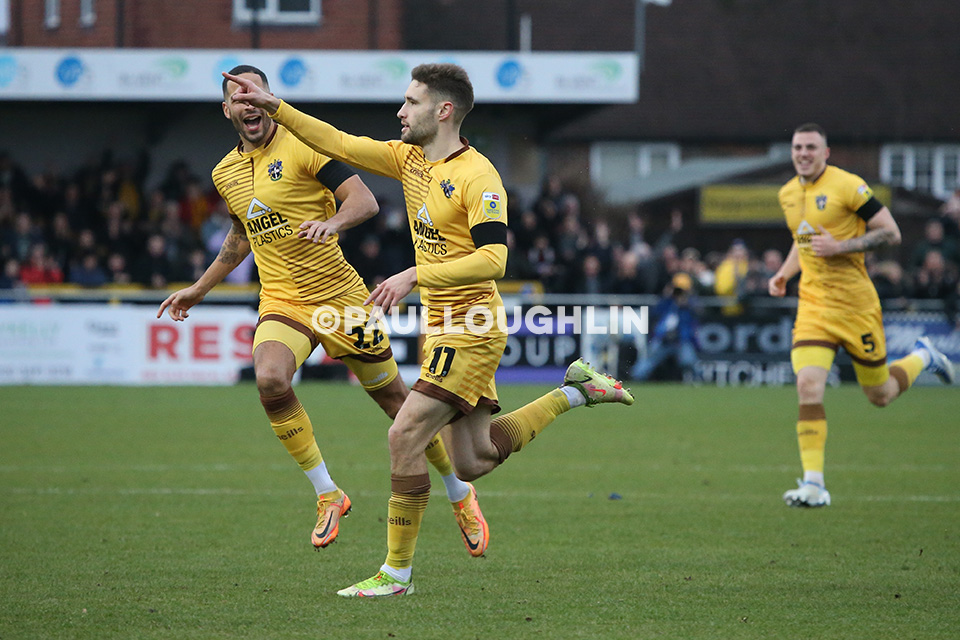 paulloughlin's tweet photo. 1-0: @Will_Randall7 cuts away from his marker, taking the ball back outside of the AFC Wimbledon box, before curling it into the bottom corner to give @suttonunited the lead in the New Year's Day Derby #EFL https://t.co/9O9hn37t4M
