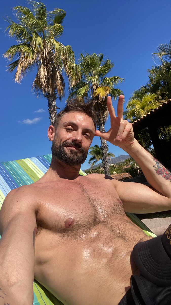 alexbrizuelamx's tweet photo. He andado muy desaparecido, últimos días del año medio complicados, mi madre con COVID (ya bien), cambios fuertes en mi vida personal y un cansancio acumulado que me pegó en la salud! Pero estamos de regreso y con todo para este 2023!
Que este año les traiga pura cosa bonita! https://t.co/HCbOOH9M5O
