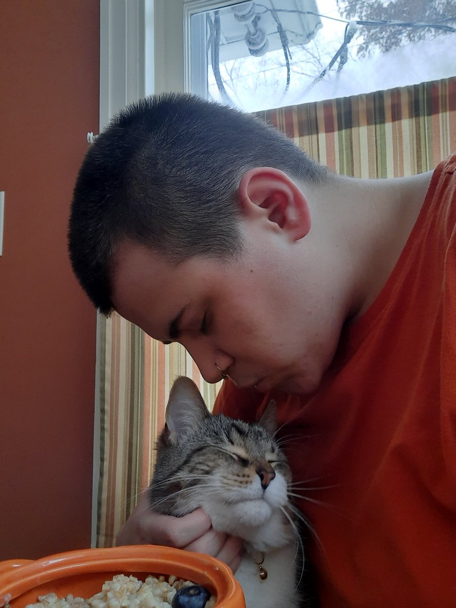 manicpixelboy's tweet photo. happy new year from me and the bug 🦗 https://t.co/SBqcG4CWYP