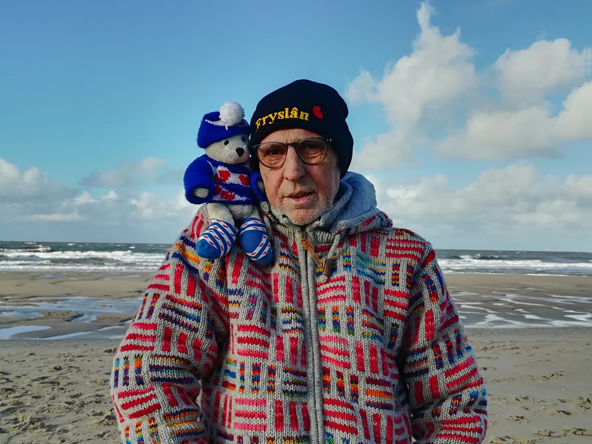 chrislittens's tweet photo. Flip's #Nwjr's-kaartenpraat:Ik zal jullie wat verklappen, die maat vindthet geweldig om een foto uit te zoeken, met eenpassende tekst. Maar hij kan natuurlijk niet iedereen persoonlijk 'n kaart sturen. Wij zien elkaar vast weer in 2023, bedankt voor al jullie kaarten.Flip&amp;CXXX! https://t.co/2nfohliDfR