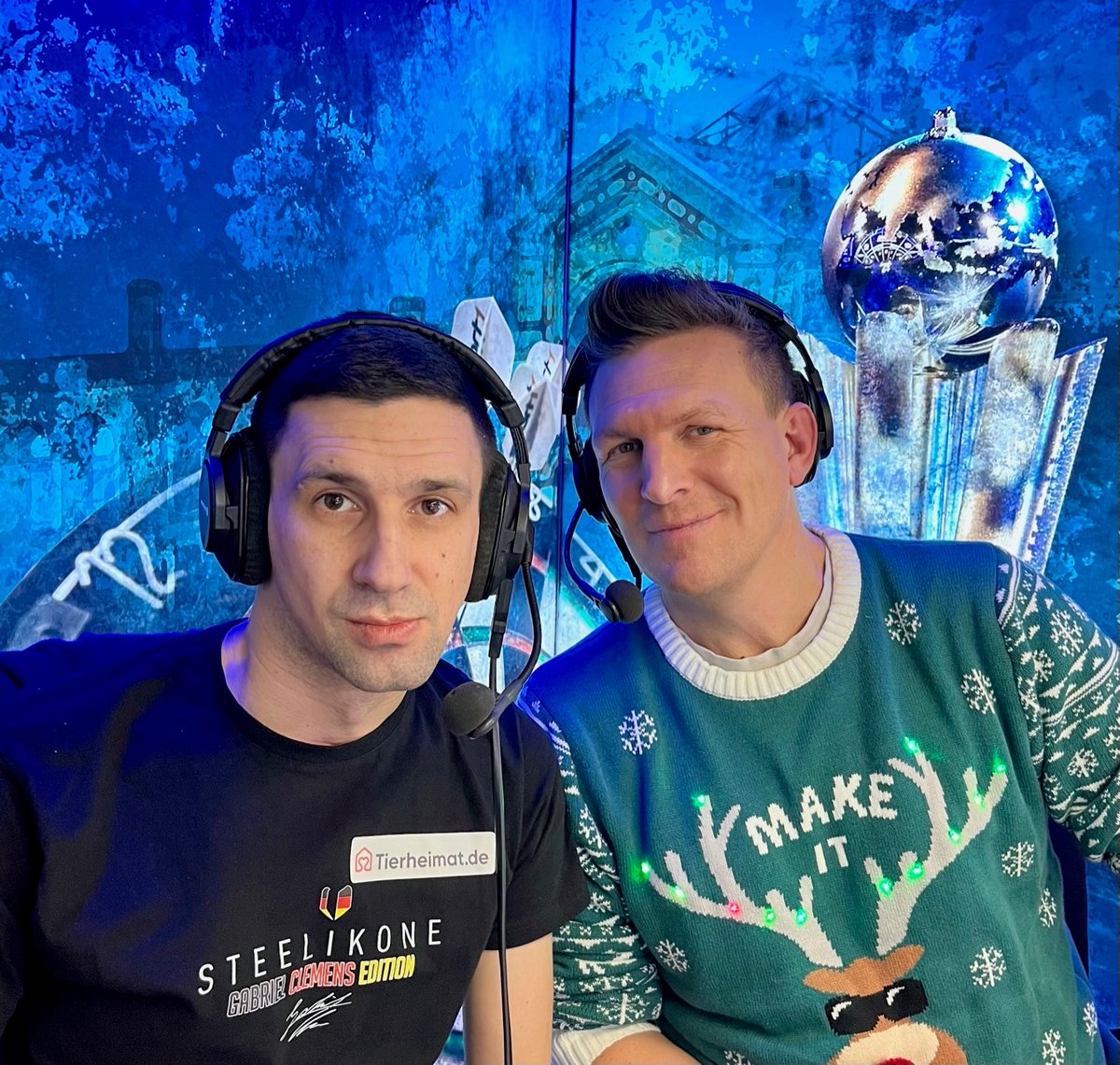 SPORT1_PR's tweet photo. Der Countdown läuft: Gleich gibt's den deutschen Viertelfinal-Kracher der #DartsWM Gabriel #Clemens 🆚 Gerwyn #Price live @SPORT1. Die letzten Stimmen und News aus dem #AllyPally hat @janawosnitza, dann übernehmen die Kollegen @BastiSchwele & #Robstar180. Let's go #Gaga!!! 🎯🇩🇪💪🏽 https://t.co/TMmDn1AKtt
