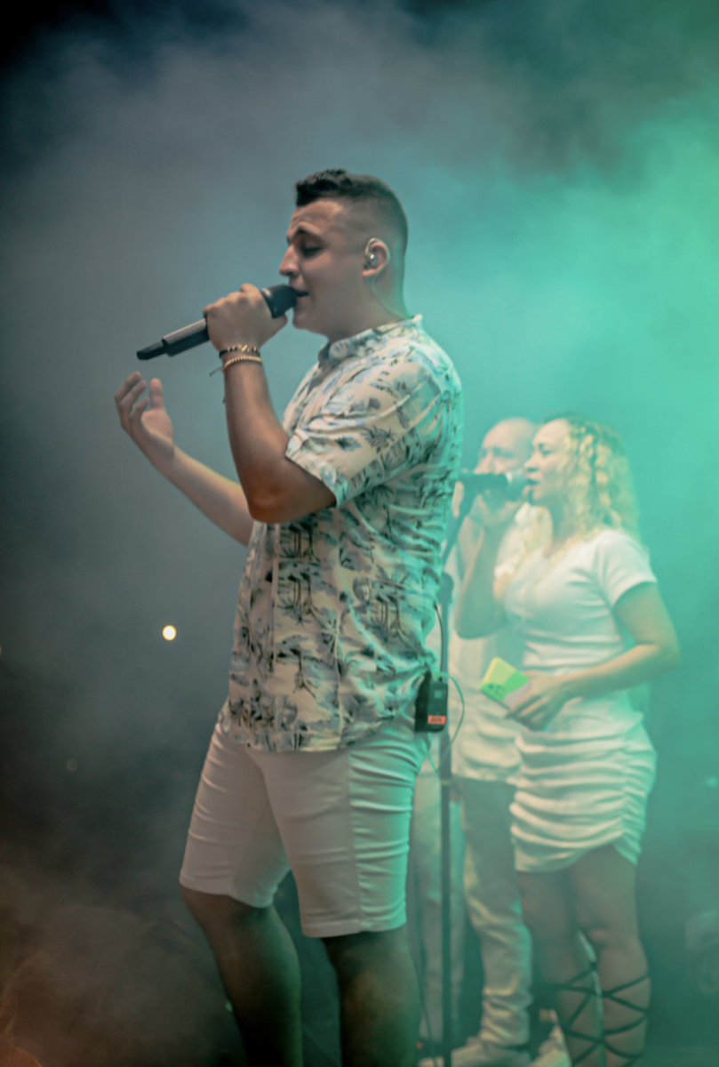 RafaLobelo5's tweet photo. Iniciamos 2023 cantando y así será todo el año de la mano de Dios🙏🏻🙏🏻 #MuchaMusica #buenamusica #FelizAnoNuevo #HappyNewYear2023 https://t.co/11FrbeYFCV