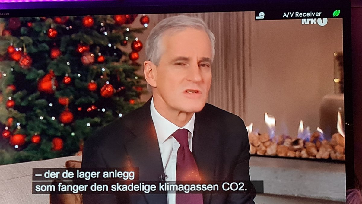 Hugo_Olsen1963's tweet photo. Støre sier at CO2 er skadelig. Les i SN Leksikon: Avgjørende for alt liv på Jorden. Kretsløpet CO2 gjennomløper fra den døde naturen til den levende naturen og tilbake til den døde naturen. Gjennom fotosyntesen hos grønne planter og åndedrettet hos levende organismer. Skadelig? https://t.co/53Uy0Fl02N