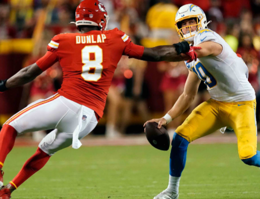 robdogj's tweet photo. I love watching #KC8 in The #ChiefsKingdom pass rush https://t.co/fVM3QMqMJz