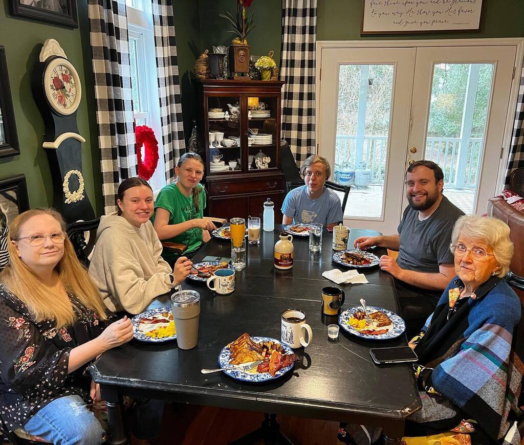 KitPalmer's tweet photo. New Years Eve breakfast with the whole fam! #cinnamonvanillafrenchtoast #happynewyear https://t.co/jU56BNdRZv https://t.co/NrACAIA4tX