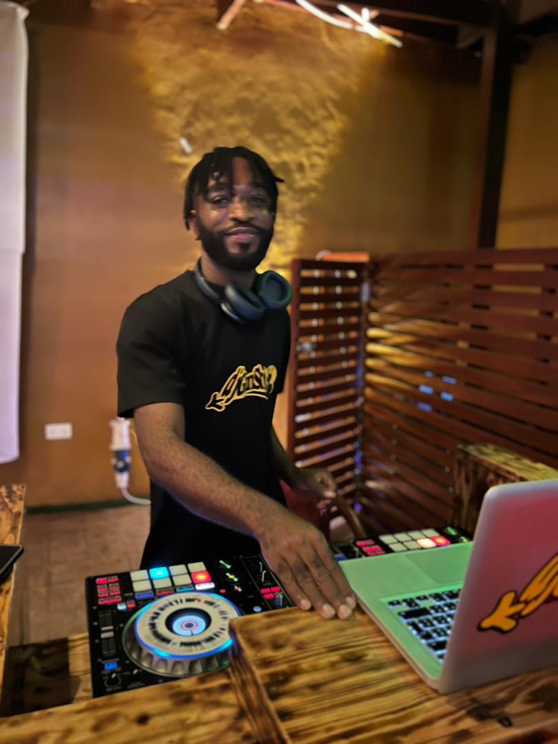 CalendersEvents's tweet photo. READY TO ROCK!!! ππ₯ποΈππ΅
Dj Gunshot @djgunshotonyfm is all set to rock your night away for the New Year Craze tonight!
Calenders Bar and Lounge is the only place to be!
IT'S FREE ENTRY! πππΏππΊ
#CalendersIsHereToStay
#CalendersBarNLounge
#XmasInTadi
#CalendersEvents https://t.co/fcES1mqQYo