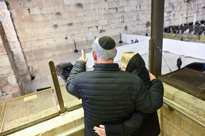 Prime Minister Benjamin Netanyahu and his wife Sarah at the Western Wall.
Photo: Kobi Gideon, CEO