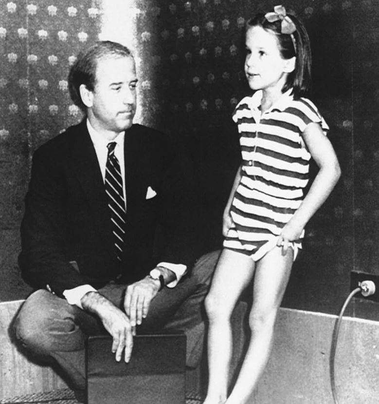 HarrellsKarate's tweet photo. @BugdenSteven Here - 645 page report sent to congress of the Biden Crime Family with evidence from HB's laptop - full details, see the pictures, listen to HB manipulate his wife and cry about paying Joe 10% and how he hates his mother. Just the facts, read for yourself

https://t.co/HSyv8SkVbV https://t.co/FxxrReJufy