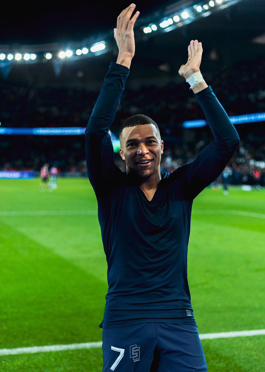 🗣️ | Kylian Mbappé a été acclamé par les supporters lensois à son arrivée sur la pelouse selon <a href="/Tanziloic/">Loïc Tanzi</a> 🤩🌟🇫🇷

#RCLPSG