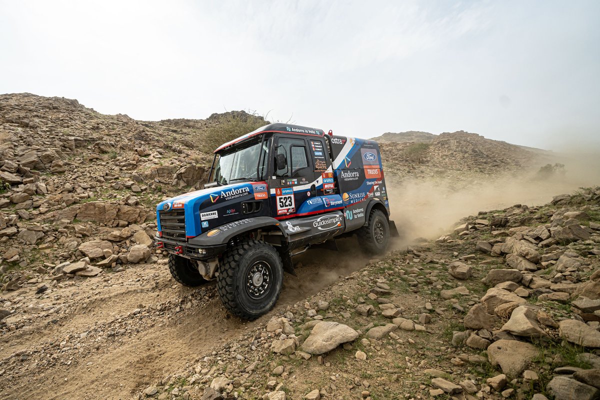 albertllovera's tweet photo. En la etapa de hoy del @dakar hemos tenido muy buenas sensaciones con el @fordtrucks España. Pero faltando unos 60km se nos ha bloqueado el diferencial posterior. Vamos a luchar hasta el final para estar en la salida mañana con la ayuda del todo el team @FESHFESH_GROUP https://t.co/spkR5eUjH0