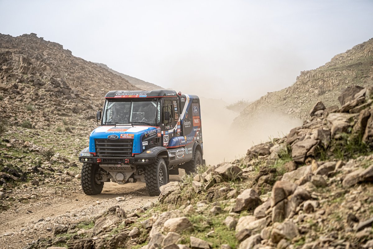 albertllovera's tweet photo. En la etapa de hoy del @dakar hemos tenido muy buenas sensaciones con el @fordtrucks España. Pero faltando unos 60km se nos ha bloqueado el diferencial posterior. Vamos a luchar hasta el final para estar en la salida mañana con la ayuda del todo el team @FESHFESH_GROUP https://t.co/spkR5eUjH0